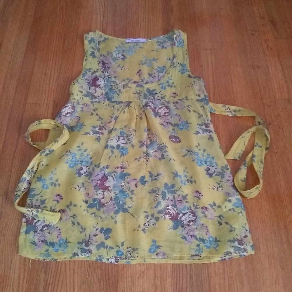 🌹Rosebud Floral Top. Back Tie Lite Weight.
